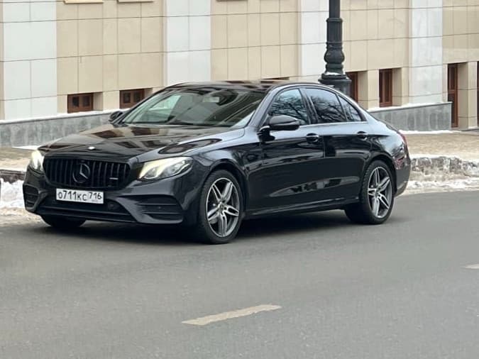 Mercedes-Benz E-Class — Премиум седан